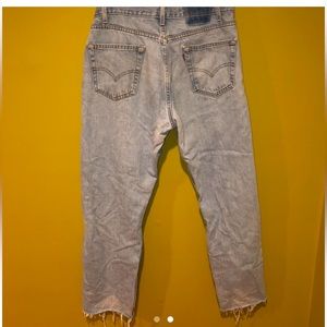 VTG light wash 505 Levi’s w raw hem - Label sz 36x32